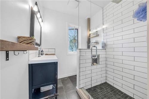 46 Garfield Avenue S, Hamilton, ON - Indoor Photo Showing Bathroom