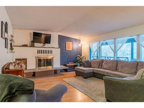 2184 Crestview Crescent, Castlegar, BC - Indoor Photo Showing Living Room With Fireplace