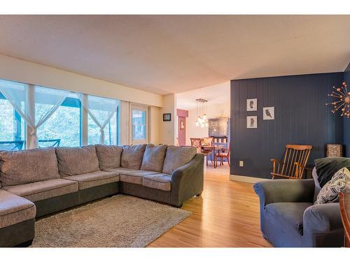 2184 Crestview Crescent, Castlegar, BC - Indoor Photo Showing Living Room