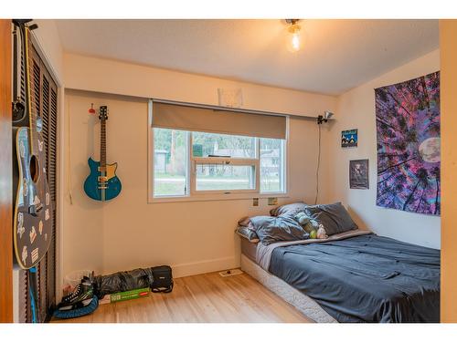 2184 Crestview Crescent, Castlegar, BC - Indoor Photo Showing Bedroom