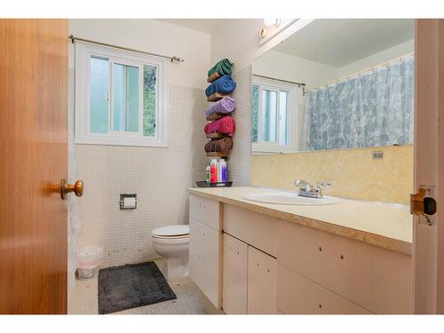 2184 Crestview Crescent, Castlegar, BC - Indoor Photo Showing Bathroom