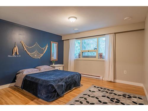 2184 Crestview Crescent, Castlegar, BC - Indoor Photo Showing Bedroom