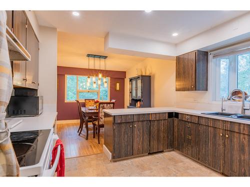 2184 Crestview Crescent, Castlegar, BC - Indoor Photo Showing Kitchen With Double Sink