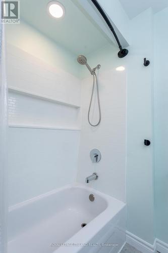 184 Wellington St, St. Thomas, ON - Indoor Photo Showing Bathroom