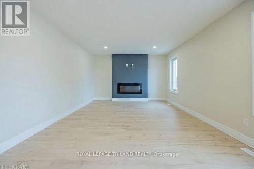 36 Cottonwood Blvd, Aylmer, ON - Indoor With Fireplace