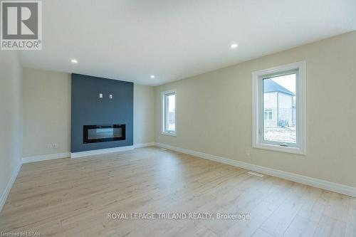 36 Cottonwood Blvd, Aylmer, ON - Indoor With Fireplace
