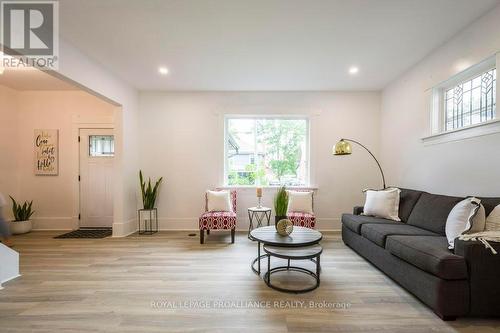 323 Foster Ave, Belleville, ON - Indoor Photo Showing Living Room