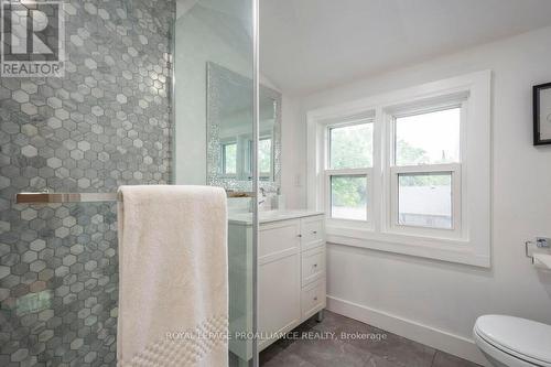 323 Foster Avenue, Belleville, ON - Indoor Photo Showing Bathroom
