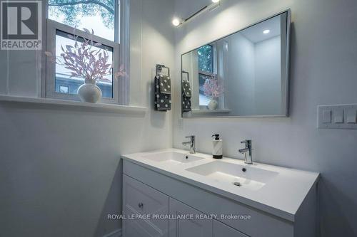 323 Foster Ave, Belleville, ON - Indoor Photo Showing Bathroom