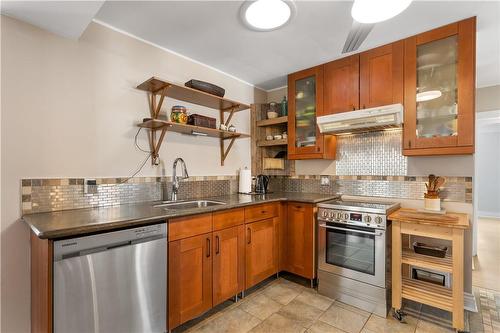28 Carling Street E, Hamilton, ON - Indoor Photo Showing Kitchen