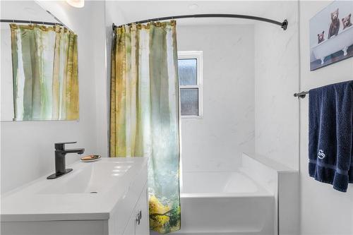 28 Carling Street E, Hamilton, ON - Indoor Photo Showing Bathroom