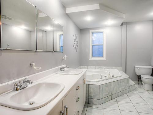 Bathroom - 7176 Rue D'Aragon, Montréal (Le Sud-Ouest), QC - Indoor Photo Showing Bathroom