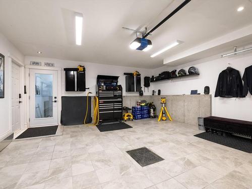 Garage - 12 Rue Pierre-Trudeau, Dollard-Des-Ormeaux, QC - Indoor Photo Showing Garage