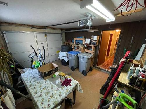 2553 Qu'Appelle Blvd, Kamloops, BC - Indoor Photo Showing Garage
