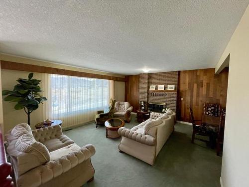 2553 Qu'Appelle Blvd, Kamloops, BC - Indoor Photo Showing Living Room