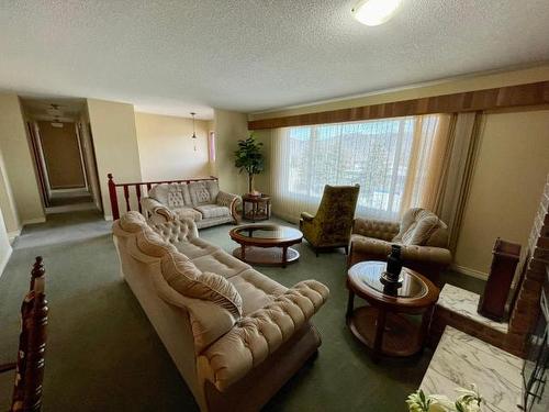2553 Qu'Appelle Blvd, Kamloops, BC - Indoor Photo Showing Living Room