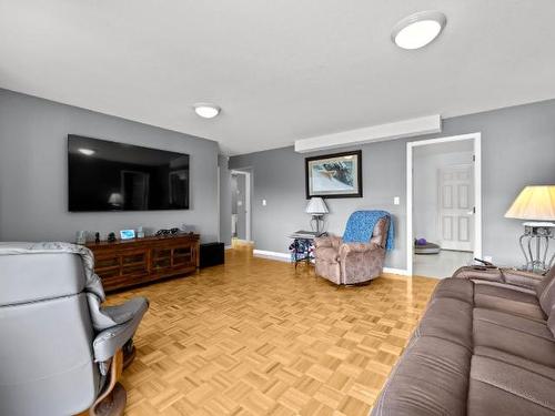 3480 Navatanee Drive, Kamloops, BC - Indoor Photo Showing Living Room