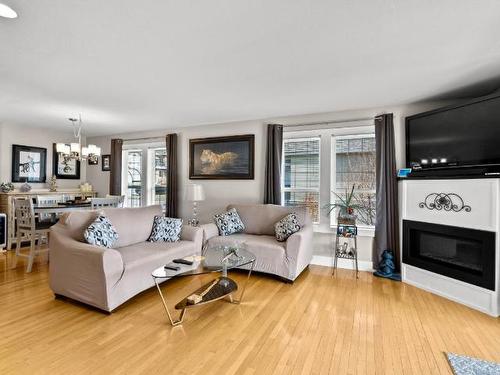 3480 Navatanee Drive, Kamloops, BC - Indoor Photo Showing Living Room