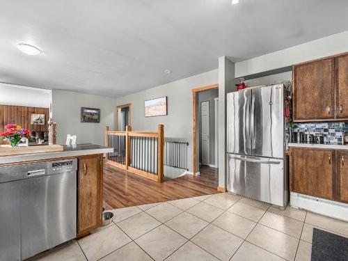 1920 Pinegrove Road, Barriere, BC - Indoor Photo Showing Kitchen
