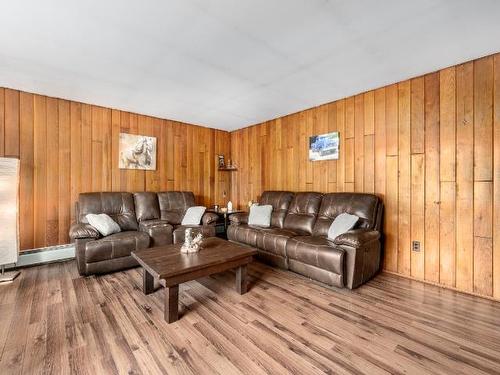 1920 Pinegrove Road, Barriere, BC - Indoor Photo Showing Living Room