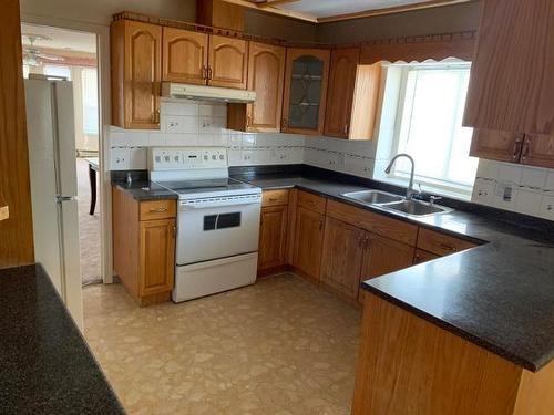 2651 Coutlee Ave, Merritt, BC - Indoor Photo Showing Kitchen With Double Sink