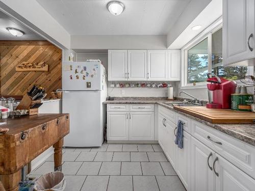 1306 Carson Street, Clinton, BC - Indoor Photo Showing Kitchen