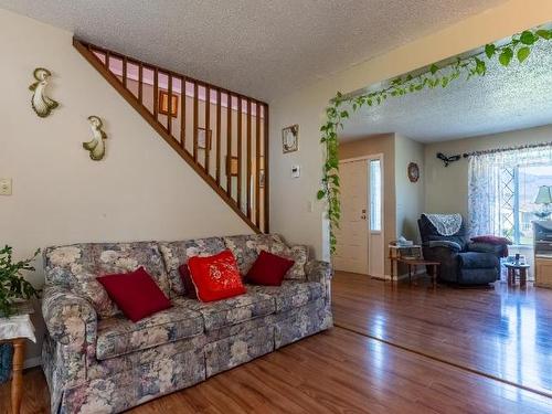 6932 Vista Drive, Kamloops, BC - Indoor Photo Showing Living Room