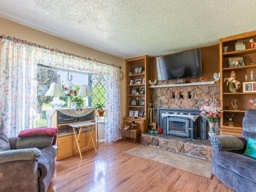 6932 Vista Drive, Kamloops, BC - Indoor Photo Showing Living Room With Fireplace