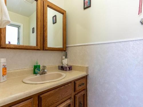 6932 Vista Drive, Kamloops, BC - Indoor Photo Showing Bathroom