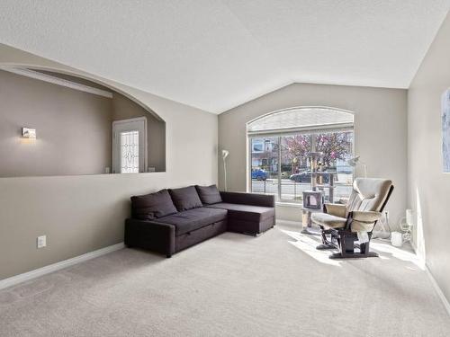 2397 Abbeyglen Way, Kamloops, BC - Indoor Photo Showing Living Room