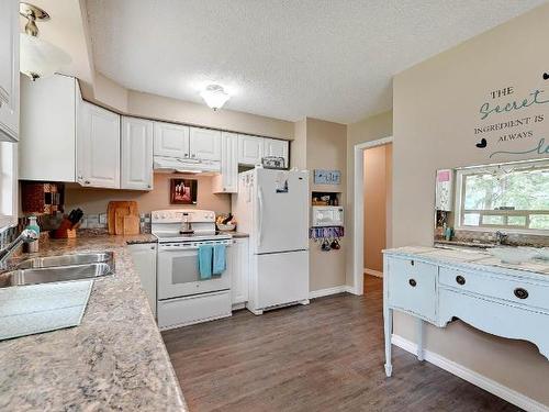 1214 Thompson Drive, Clearwater, BC - Indoor Photo Showing Kitchen With Double Sink