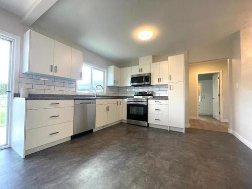 1626 Greig Street, Merritt, BC - Indoor Photo Showing Kitchen