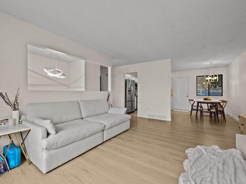 2485 Skeena Drive, Kamloops, BC - Indoor Photo Showing Living Room