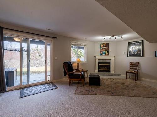 2346 Qu'Appelle Blvd, Kamloops, BC - Indoor With Fireplace