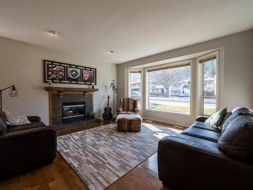 2346 Qu'Appelle Blvd, Kamloops, BC - Indoor Photo Showing Living Room With Fireplace