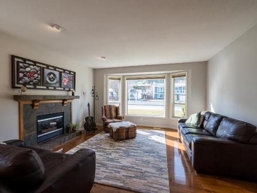 2346 Qu'Appelle Blvd, Kamloops, BC - Indoor Photo Showing Living Room With Fireplace