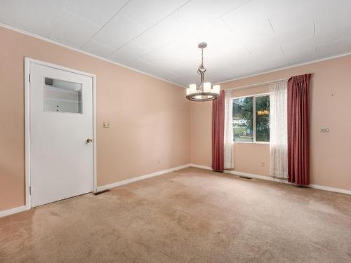 1619 Cariboo Hwy 97, Clinton, BC - Indoor Photo Showing Other Room