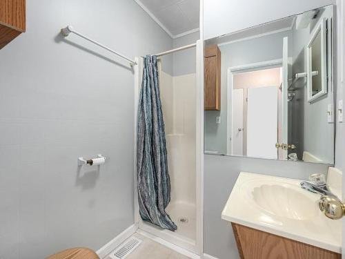 1619 Cariboo Hwy 97, Clinton, BC - Indoor Photo Showing Bathroom