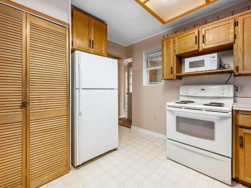 1619 Cariboo Hwy 97, Clinton, BC - Indoor Photo Showing Kitchen
