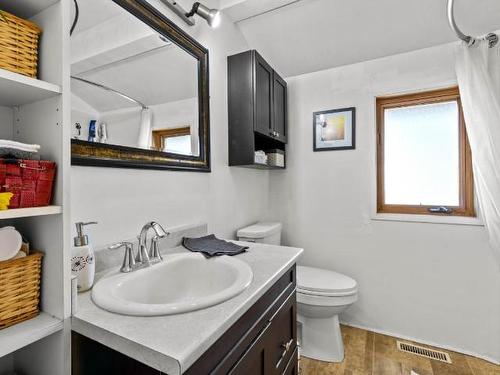 435 Dodding Ave, Merritt, BC - Indoor Photo Showing Bathroom