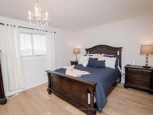 34 Esther Dr, Barrie, ON - Indoor Photo Showing Bedroom