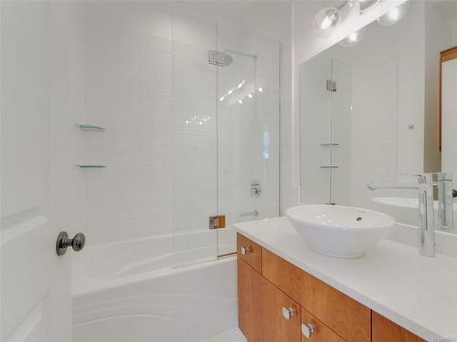3-220 Moss St, Victoria, BC - Indoor Photo Showing Bathroom
