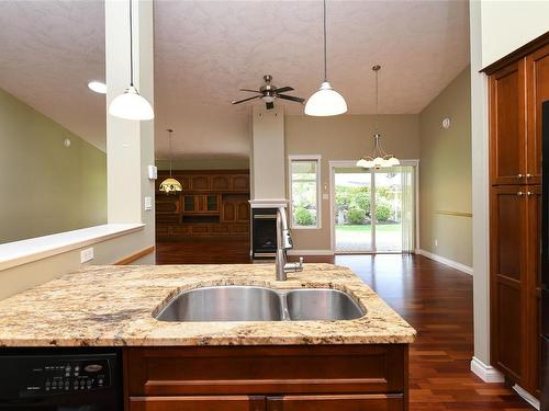 111-44 Anderton Ave, Courtenay, BC - Indoor Photo Showing Kitchen With Double Sink