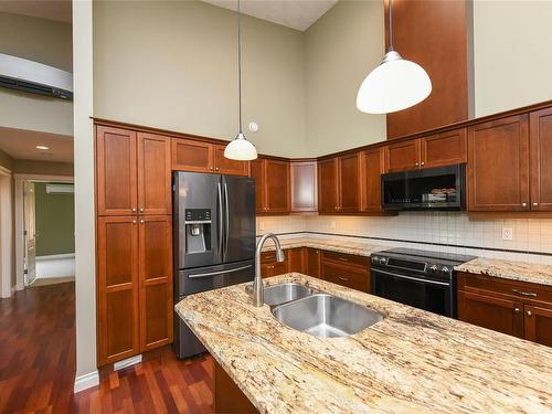 111-44 Anderton Ave, Courtenay, BC - Indoor Photo Showing Kitchen With Double Sink