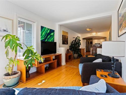 485 Head St, Esquimalt, BC - Indoor Photo Showing Living Room