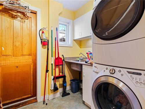 485 Head St, Esquimalt, BC - Indoor Photo Showing Laundry Room