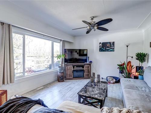 2878 Hillside St, Chemainus, BC - Indoor Photo Showing Living Room