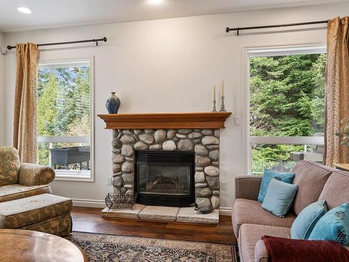 1665 Trumpeter Cres, Courtenay, BC - Indoor Photo Showing Living Room With Fireplace