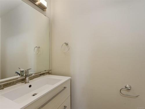405-103 Gorge Rd East, Victoria, BC - Indoor Photo Showing Bathroom