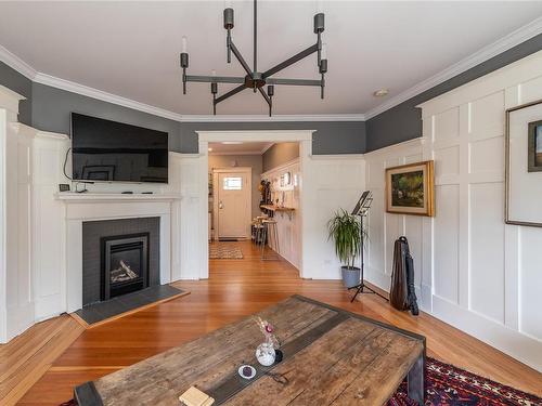 1131 Collinson St, Victoria, BC - Indoor Photo Showing Living Room With Fireplace